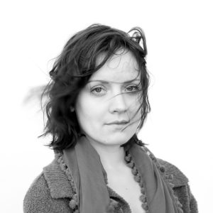 Muotokuva Q-teatterin näytelmään Hämeenlinna (Juha Itkonen / Jussi Nikkilä, 2013). Kuvassa Elena Leeve.