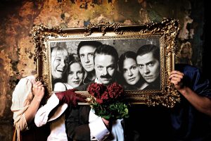 Ryhmäkuva Saara Turusen näytelmään Broken Heart Story, Q-teatteri (2011)