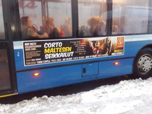 Ulkomainos: Q-teatterin näytelmän Corto Maltesen seikkailut mainos, bussin pysäkkisivu (2011)