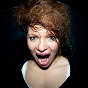 Muotokuva Antti Hietalan näytelmään Ihanat ihmiset, Q-teatteri (2014). Kuvassa Elina Hietala.