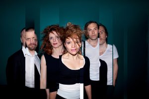 Ryhmäkuva Antti Hietalan näytelmään Ihanat ihmiset, Q-teatteri (2014). Kuvassa Jani Volanen, Minna Haapkylä, Elina Hietala, Jussi Nikkilä.