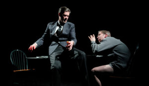 Esityskuva näytelmästä Häiriötekijä (Jani Volanen, Q-teatteri, 2013). Kuvassa Tommi Korpela ja Eero Ritala.